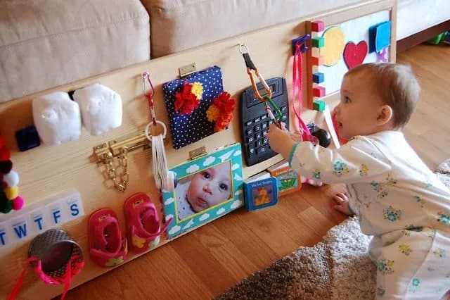 Jak stworzyć tablicę sensoryczną DIY dla dzieci - proste i bezpieczne rozwiązania Jak stworzyć tablicę sensoryczną DIY dla dzieci - proste i bezpieczne rozwiązania
